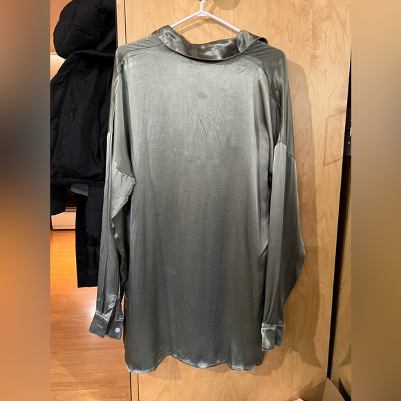 SNDYS Olive Satin Button-Up Blouse Long Sleeve NWT Size [Small/Medium/AU8] - Picture 2 of 3